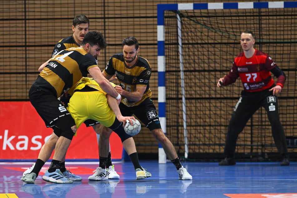 Der Schlüssel zum Sieg in Lübbecke: Doruk Pehlivan (27, l.) und Sebastian Greß (31, M.) müssen an ihre guten Defensivleistungen anknüpfen.