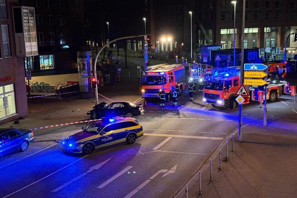 Rettungskräfte am Unfallort. Der Fahrer kam schwer verletzt in ein Krankenhaus.