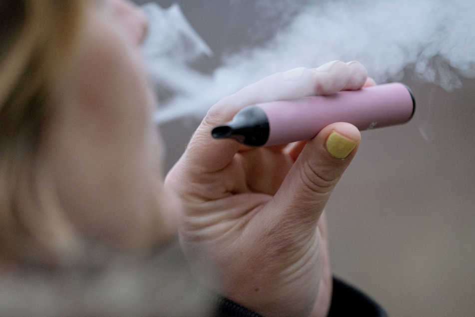 Eine Frau raucht in der Stuttgarter Innenstadt eine E-Zigarette.