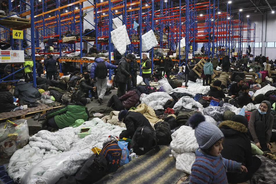 In der Nähe der Grenze zu Polen wurde auf belarussischer Seite eine Lagerhalle als vorübergehende Unterkunft für die Migranten bereitgestellt.