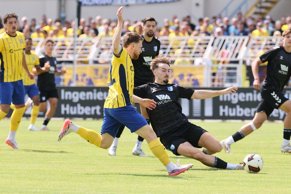 Die Magdeburger Zweitvertretung war mit drei Spielern aus dem Profikader bestückt - unter anderem Tony Reitz (2.v.r. bei der Grätsche), Bruder von RB-Neuzugang Rocco Reitz.