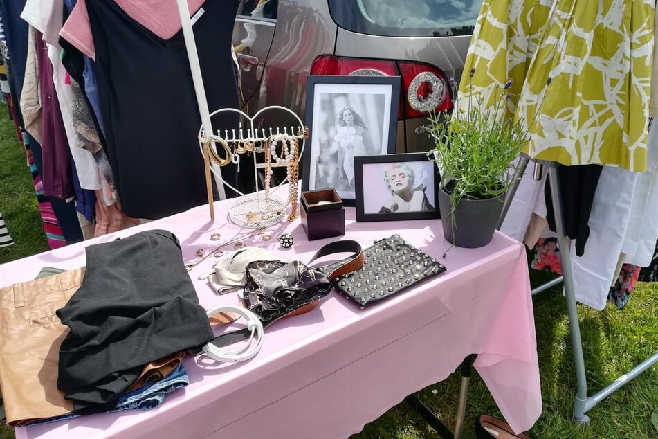 Auf der Galopprennbahn Dresden-Seidnitz können Modefans und Familien bei gleich zwei Flohmärkten nach Secondhand-Schätzen stöbern.