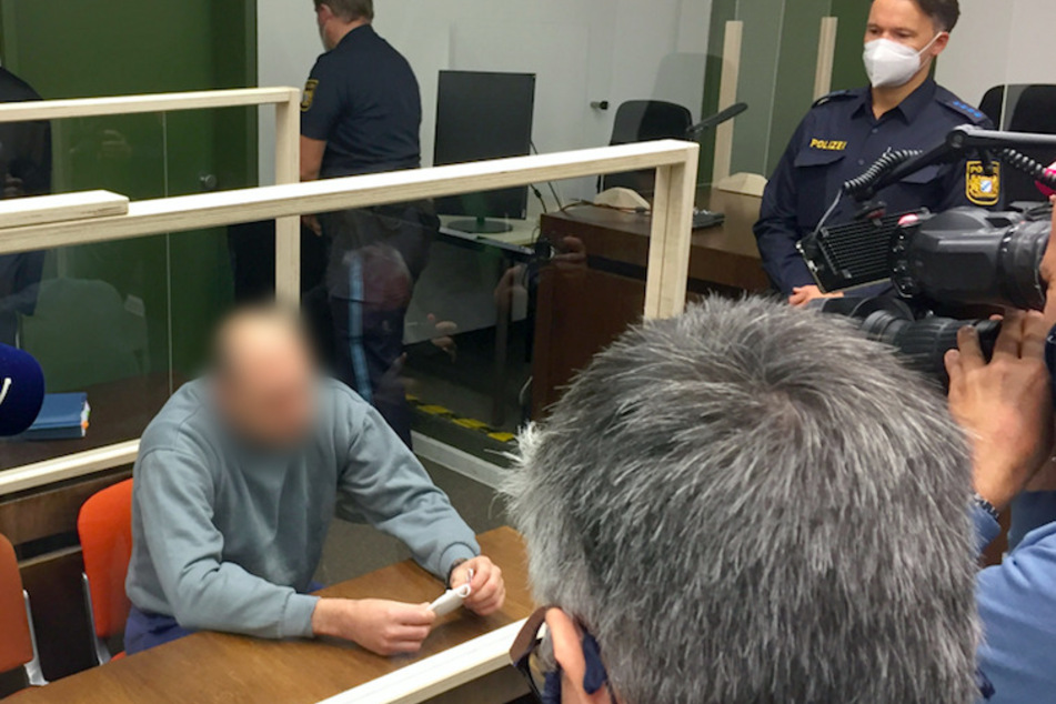 Der Angeklagte sitzt zum Prozessauftakt an seinem Platz im Landgericht München I.