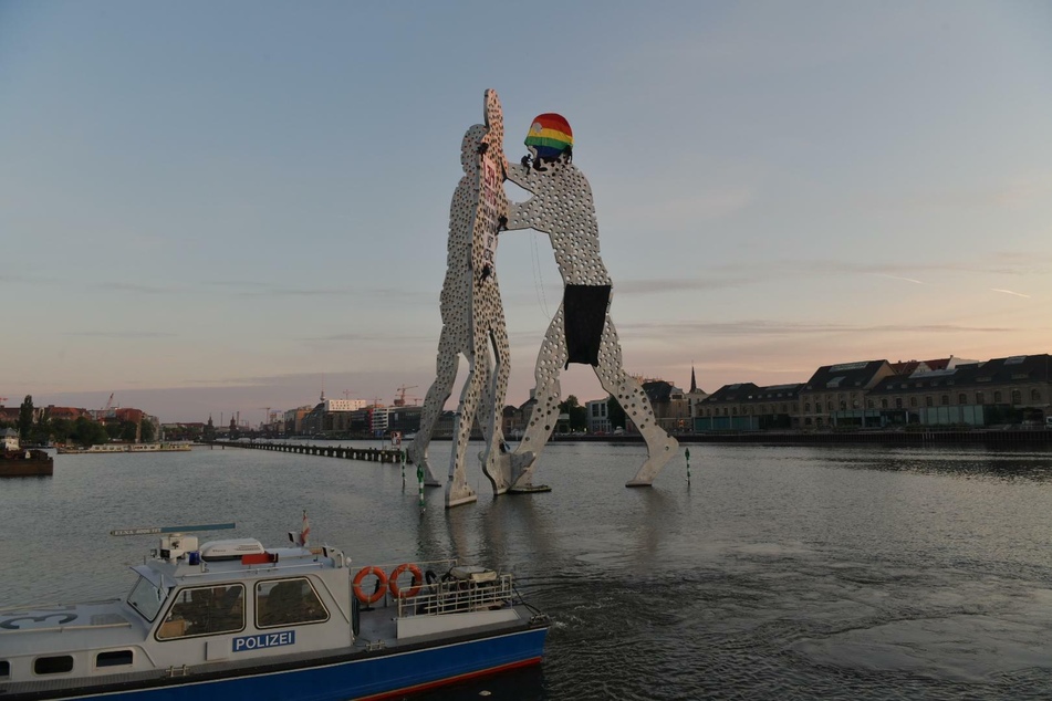 Mehrere Personen sind am Montagabend den Molecule Man hochgeklettert.