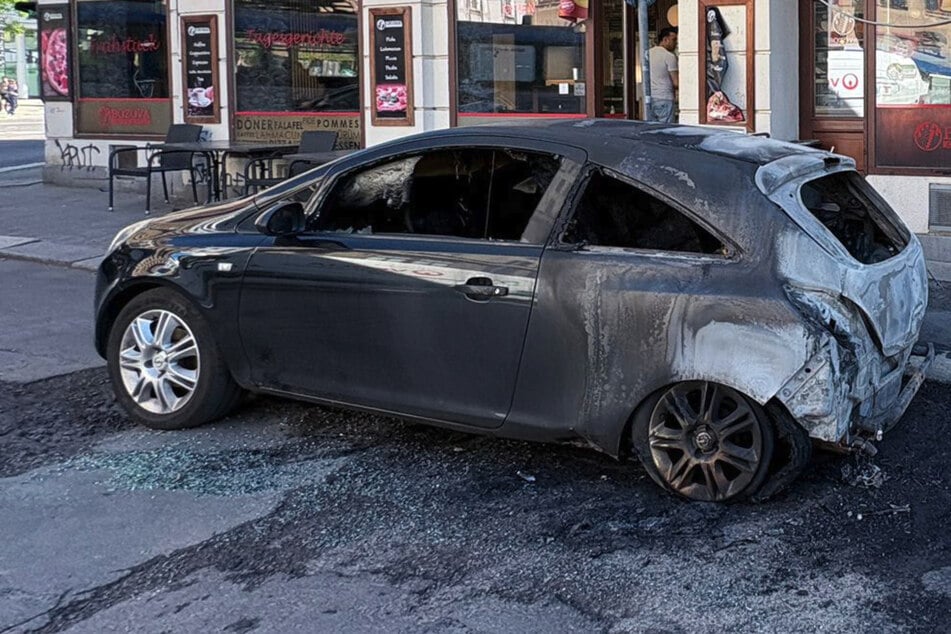 Leipzig: Erst knallt's und dann brennen zwei Autos im Leipziger Osten: 40.000 Euro Schaden