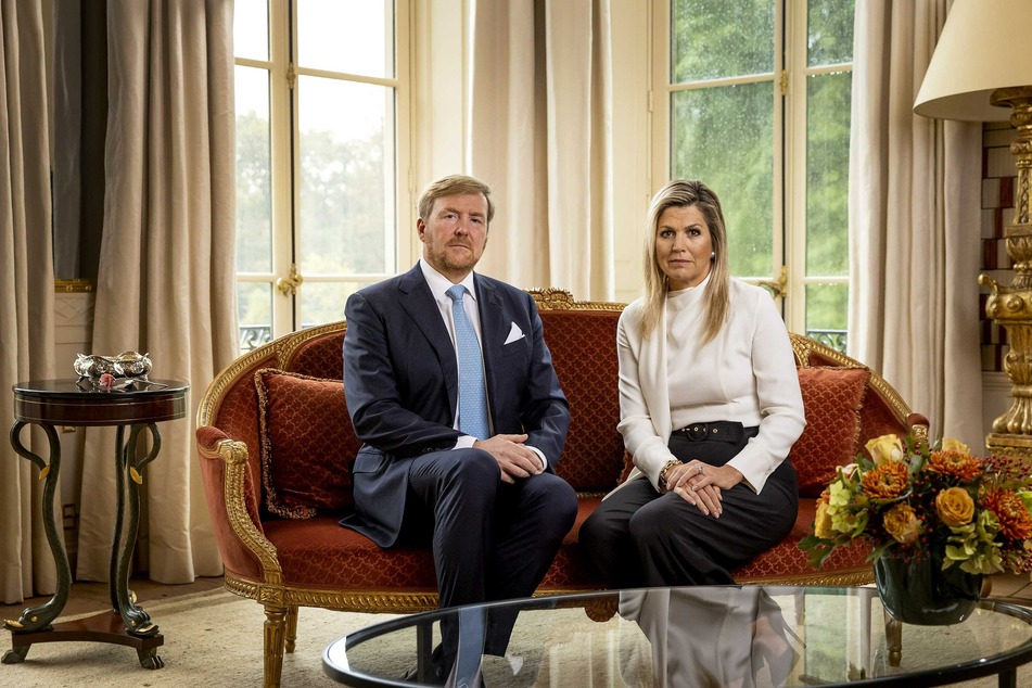 König Willem-Alexander der Niederlande und Königin Maxima der Niederlande richten sich in einer persönlichen Videobotschaft an die niederländische Bevölkerung und sprechen darin über den Abbruch ihres Urlaubs in Griechenland.