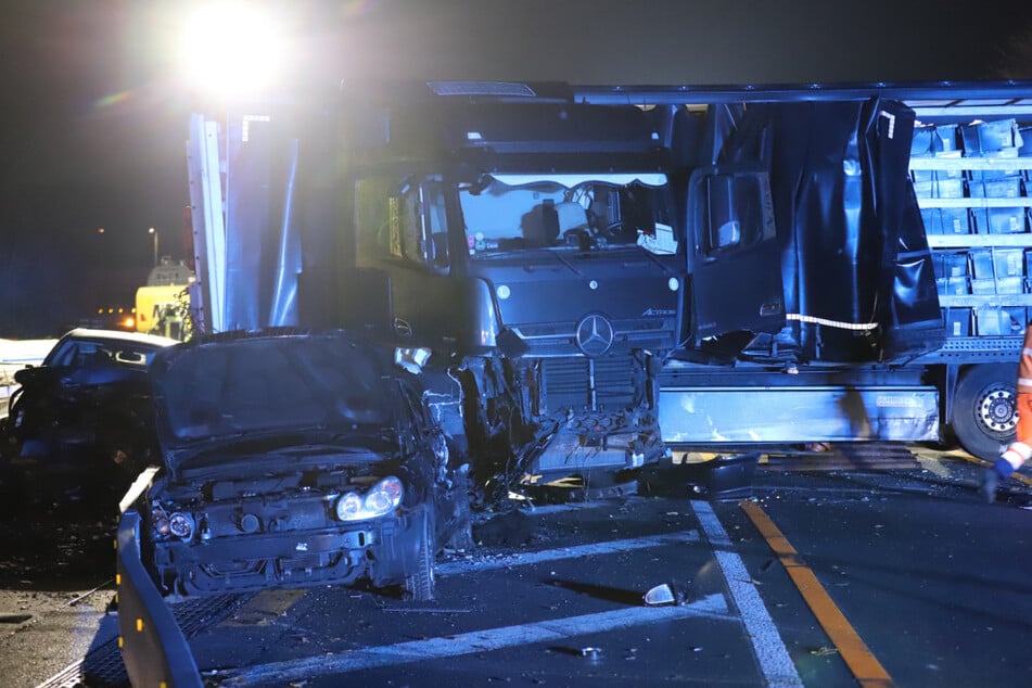 Die Ermittlungen zur Chaosfahrt eines Lastwagens mit zahlreichen Unfällen und 19 Verletzten auf mehreren Autobahnen in Nordrhein-Westfalen gehen weiter.