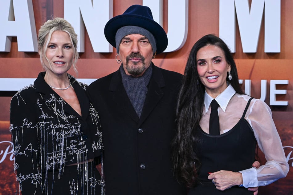Demi Moore (63, r.) Ali Larter (49) und Billy Bob Thornton (70) posierten am Abend gemeinsam auf dem roten Teppich vor dem Zoo Palast.