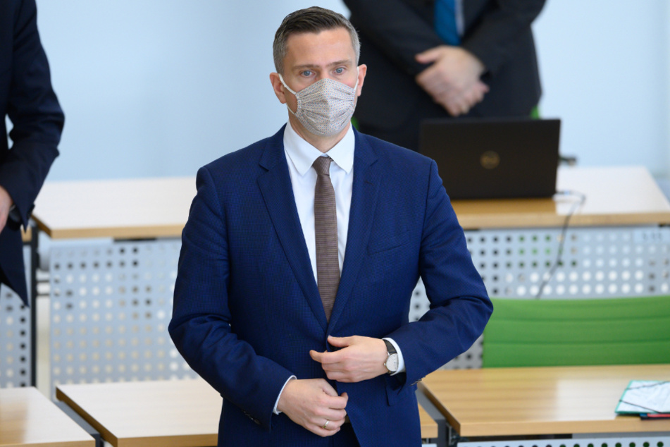 Martin Dulig steht zu Beginn der Sitzung des Sächsischen Landtags im Plenum.
