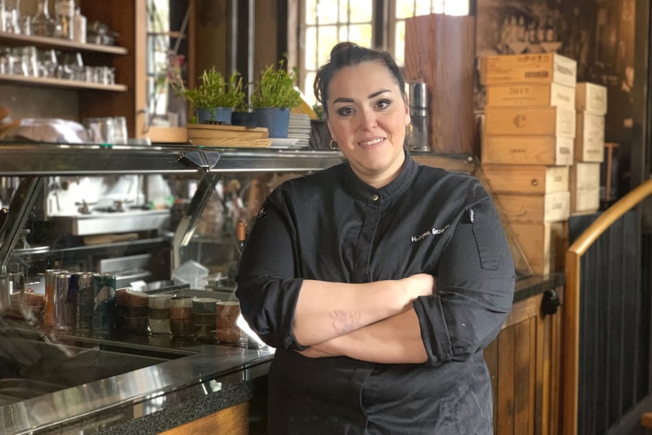 Seit 2010 führt die "The Taste"-Teilnehmerin Helena Gouveia (40) gemeinsam mit ihrem Mann das Hamburger Tapas-Restaurant "Zur Flottbeker Schmiede".