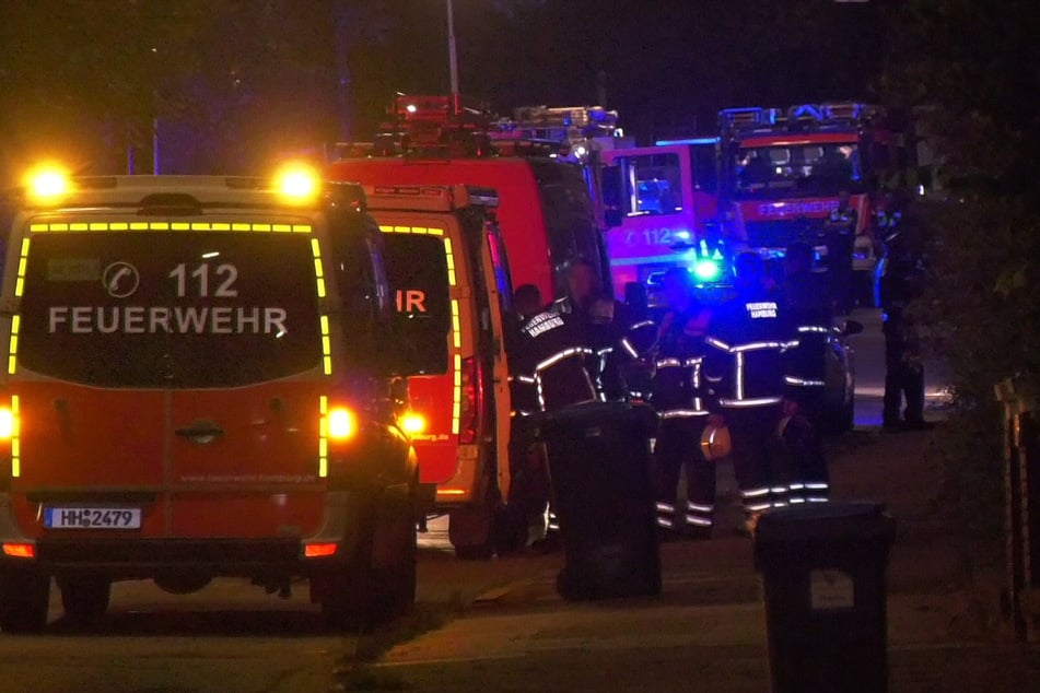 Ein unbekannter Gegenstand im Charlotte-Paulsen-Gymnasium hat in der Nacht auf Montag ein Großeinsatz von Feuerwehr und Polizei ausgelöst.