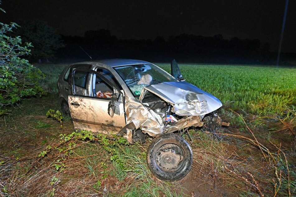 Völlig demoliert blieb der VW Polo nach dem Unfall stehen.