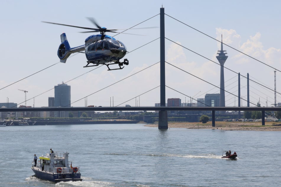 Mann rutscht aus und fällt in Rhein! Ist er inzwischen tot?