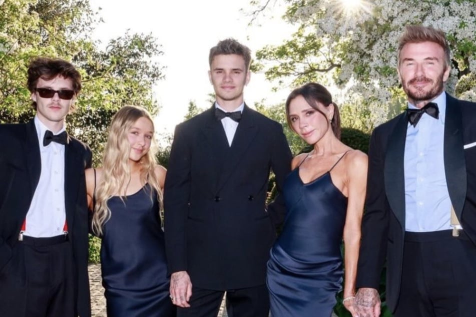 Derzeit verbringt David Beckham (50, r.) seine Zeit mit Cruz Beckham (20, l.), seiner Tochter Harper Beckham (14), Romeo Beckham (23) und seiner langjährigen Ehefrau Victoria Beckham (51).