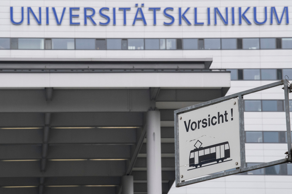 Der Krankenpfleger wurde laut einem Sprecher der Uniklinik mittlerweile fristlos entlassen und angezeigt.