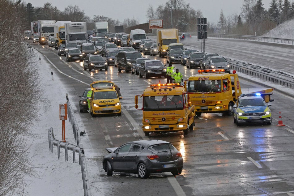 Stau auf A4! Wintereinbruch sorgt für Unfälle auf Autobahn
