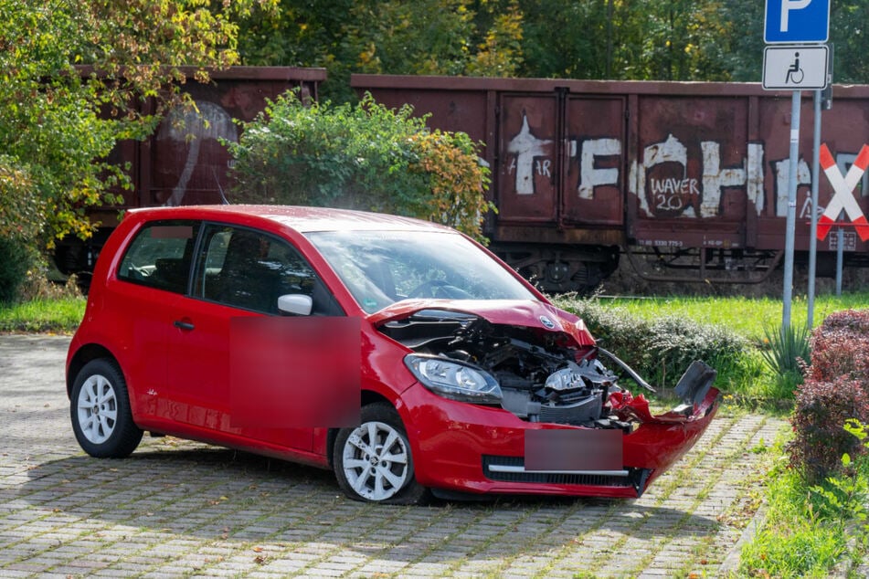 Der Škoda wurde dabei schwer beschädigt. Der Fahrer soll jedoch unverletzt geblieben sein.