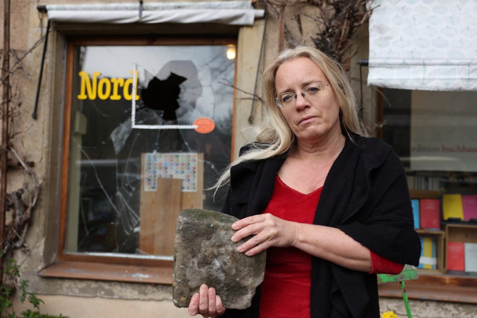 BuchHaus-Inhaberin Susanne Dagen mit dem Stein, der in eine ihrer Ladenscheiben geworfen wurde.