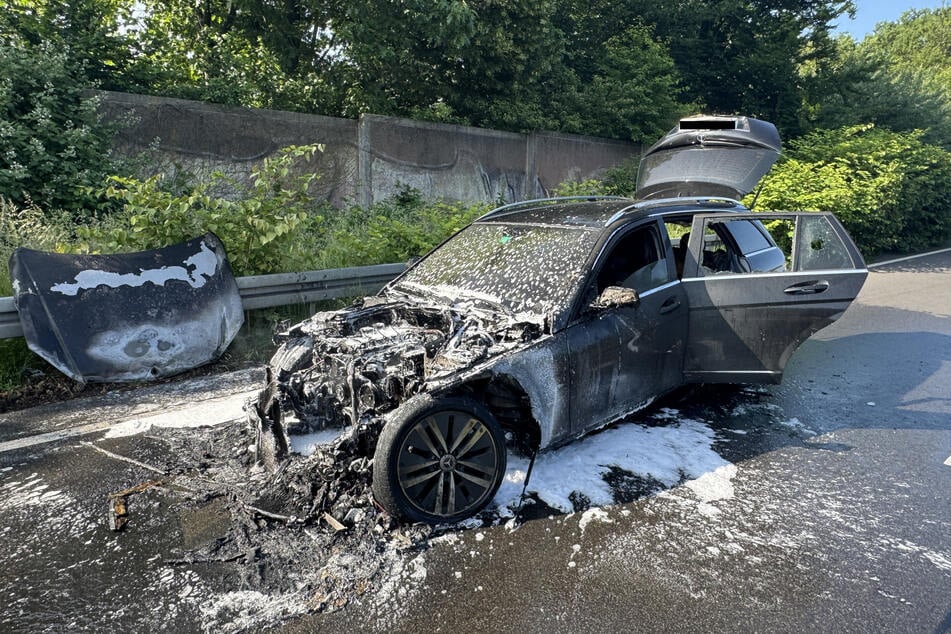 Auf der A40 bei Mülheim an der Ruhr ist am Montagmorgen ein Fahrzeug ausgebrannt.