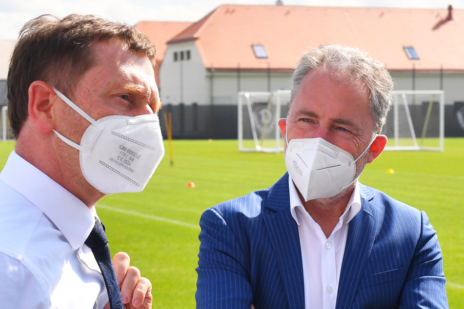 Kontakte und Gespräche gehören zur Jürgen Wehlends (55, r.) Job wie der Ball zum Spiel. Hier unterhält er sich mit Sachsens MP Michael Kretschmer (46).