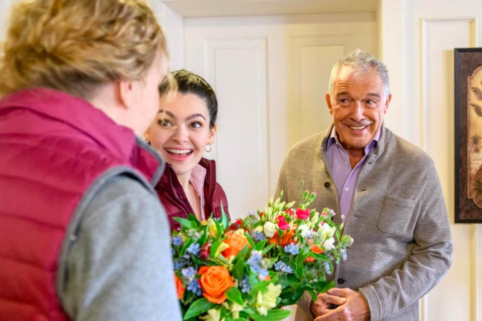 Maja (l., Christina Arends) und Shirin (M., Merve Çakir) freuen sich, dass André (Joachim Lätsch) einen Hut kaufen will. Doch welcher Plan steckt dahinter?