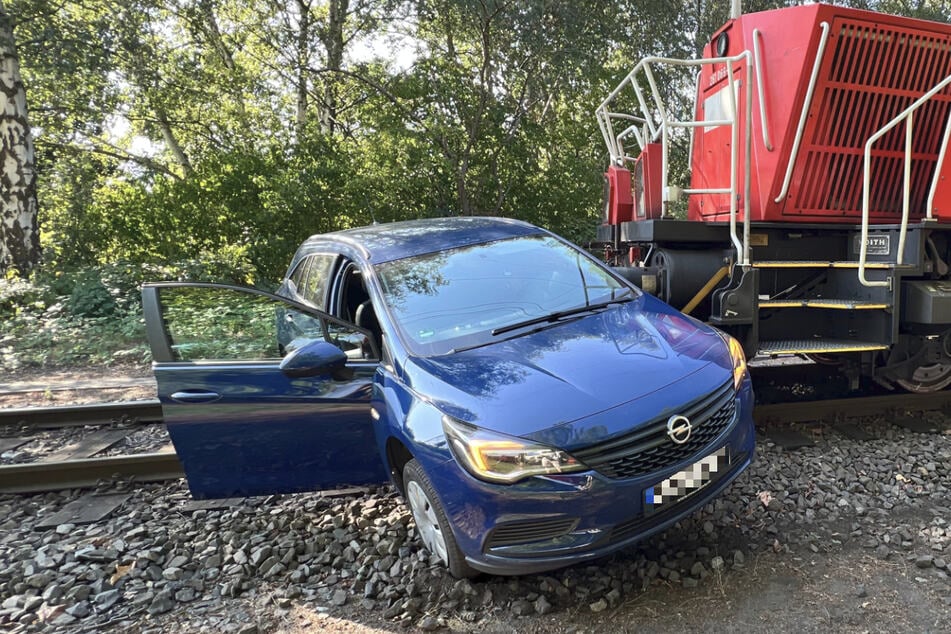 Unfall im Hamburger Hafen: Güterzug rammt Auto am Bahnübergang