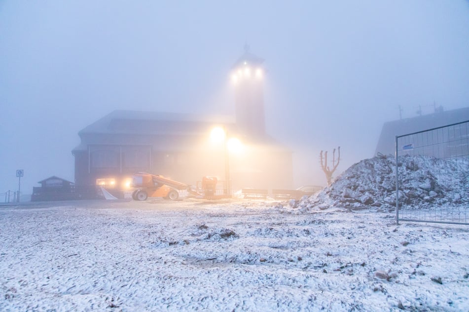 Eine feine Schneeschicht verziert derzeit den Fichtelberg.