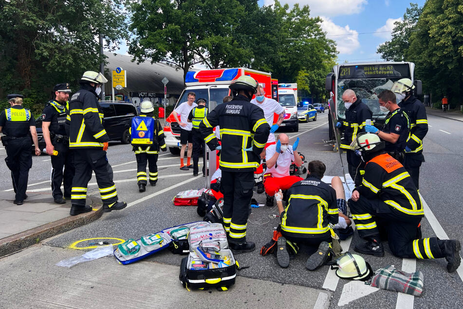 In Hamburg ist am Samstagvormittag ein Mann von einem Bus angefahren und schwer verletzt worden. Er wurde vor Ort von Rettungskräften erstversorgt.