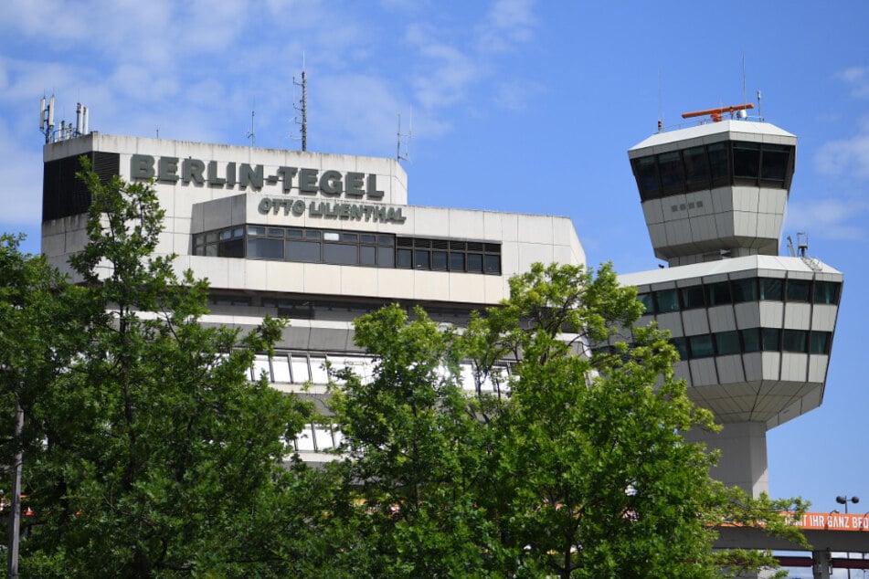 Blick auf den Tower am Flughafen Tegel.