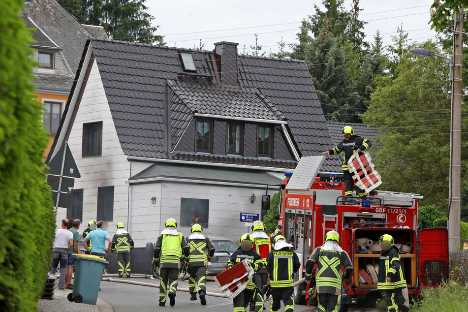 Feuerwehreinsatz in Gersdorf (Landkreis Zwickau) am Samstagvormittag: In einem Einfamilienhaus war ein Feuer ausgebrochen.