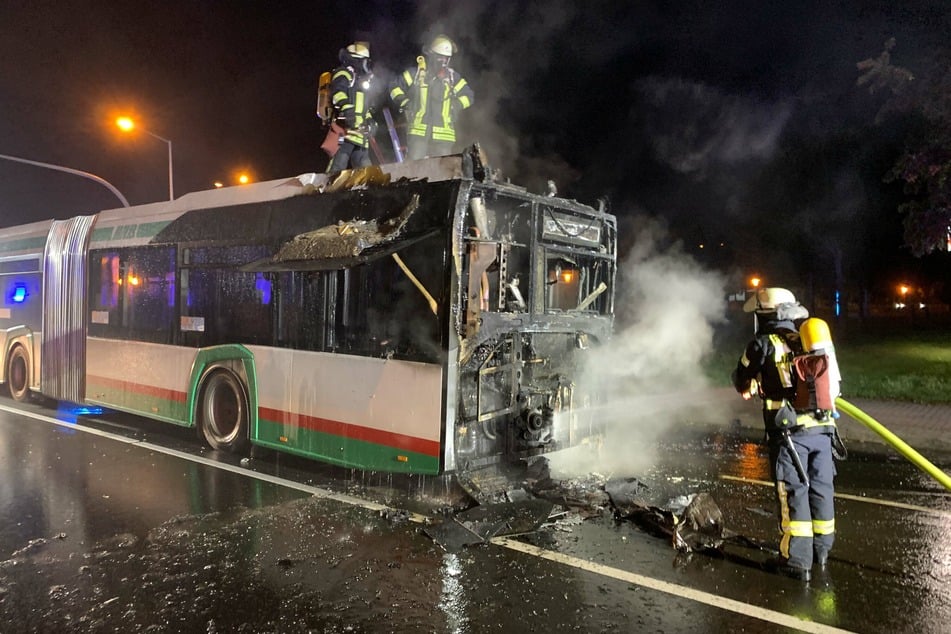 Als die Feuerwehr eintraf, stand der Bus bereits vollständig in Flammen.