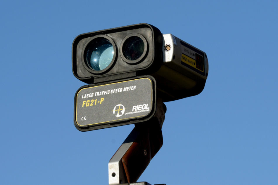 Mit 193 km/h bei erlaubten 80 km/h hat die Polizei den Raser erwischt. (Symbolbild)