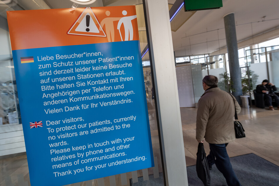 Ein Hinweisschild für Besucher ist im Eingangsbereich des Krankenhaus "Recht der Isar" in München angebracht.