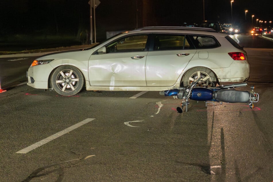 In Rossau kollidierte ein Honda-Fahrer (27) mit einer Mopedfahrerin (16).