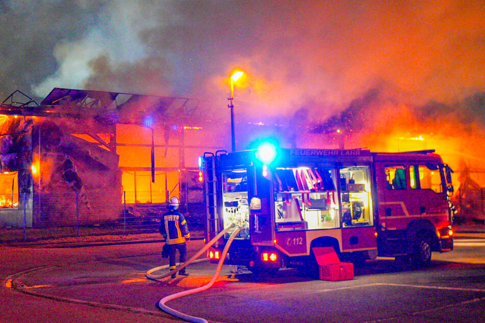 Die Feuerwehr war mit 100 Einsatzkräften vor Ort.