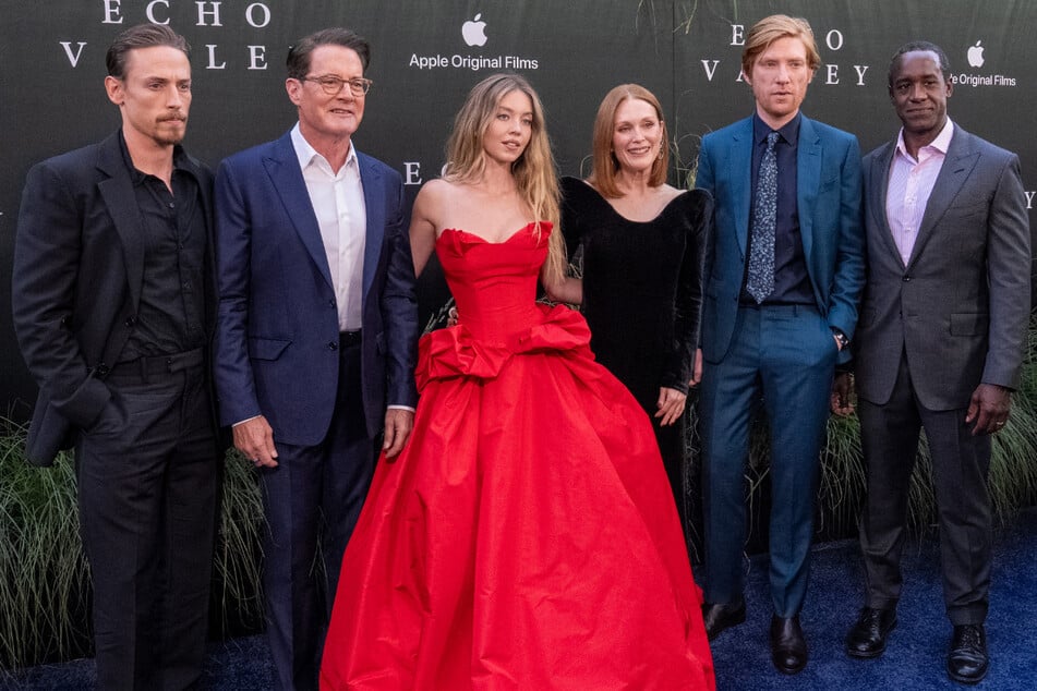 Sydney Sweeney sur le tapis rouge à New York, entourée de Kyle MacLachlan (66 ans) et Julianne Moore (64 ans).