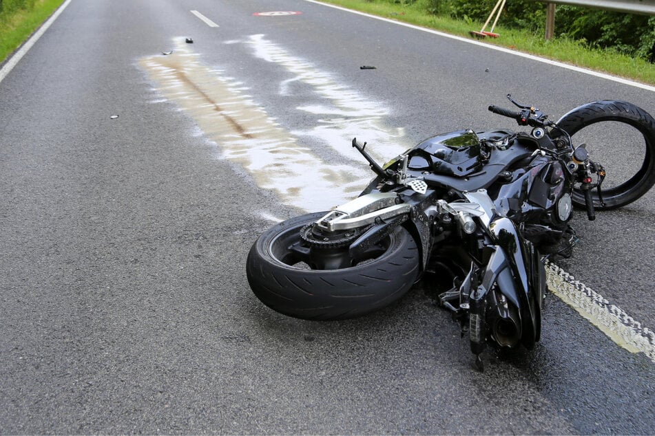 Der Motorradfahrer wurde frontal von einem Auto erfasst, das aus bislang ungeklärter Ursache auf die Gegenfahrbahn geraten war. (Symbolbild)