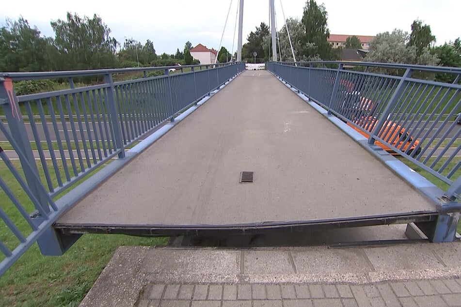 Die Brücke wurde um etwa 60 Zentimeter verschoben. Nun muss entschieden werden, ob das Bauwerk noch gerettet werden kann.