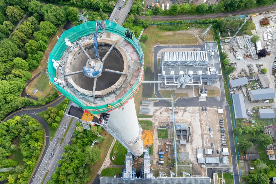 Der Spinnenbagger fräst sich durch die Esse. Circa 1,5 Meter schafft er an einem Tag.