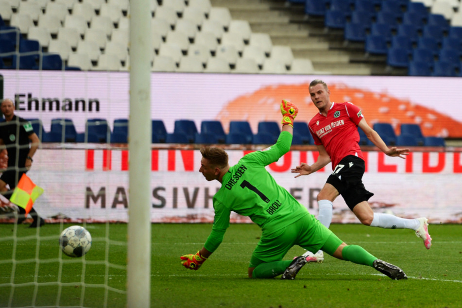 In Hannover schenkte Marvin Ducksch Dynamo-Keeper Kevin Broll bereits in der 10. Minute das erste Gegentor ein.