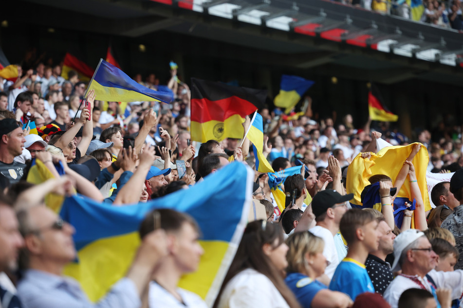 Gespannte Fans beim Länderspiel im Stadion. Bei guter Stimmung lässt sich das Spiel in vollen Zügen genießen.