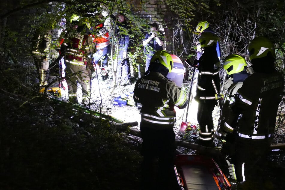 Einsatzkräfte der Feuerwehr konnten den Jugendlichen mithilfe einer Trage aus der Ruine befreien und dem Rettungsdienst übergeben.