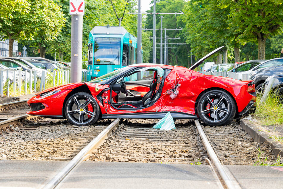 Ein Ferrari wurde am Freitag in Frankfurt-Sachsenhausen aufgrund einer Missachtung der Verkehrsregeln von einer Straßenbahn gerammt.