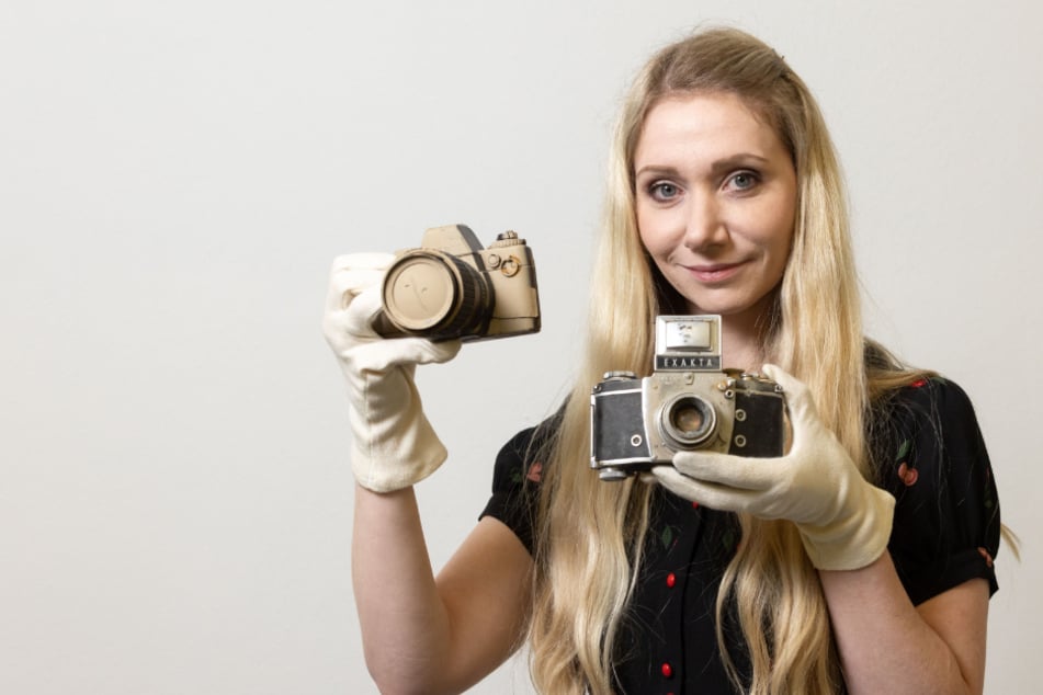 Die wissenschaftliche Kuratorin Sylvia Drebinger-Pieper (37) mit Kameras, die noch mit dem originalen Hochwasser-Schlamm verschmutzt sind.