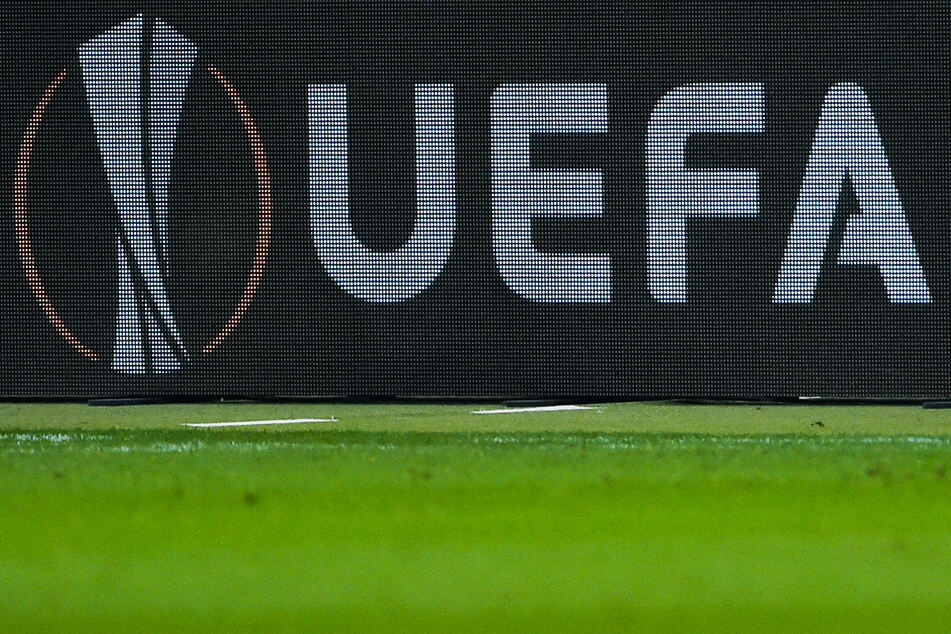 Eine Gesamtansicht des UEFA-Logos auf einer Bande während eines Fußballspiels der UEFA Europa League.