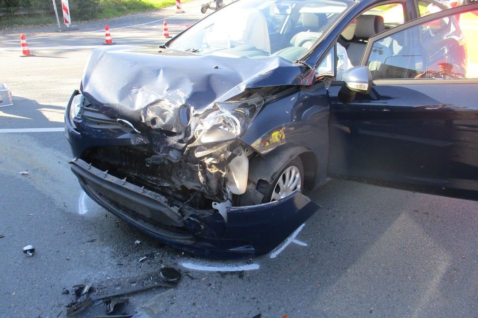Der Ford der 57-Jährigen wurde durch den Unfall stark beschädigt.
