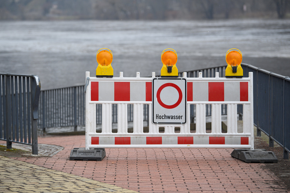 Hier wird zuerst abgeriegelt: Sperrschild am Elberadweg vor dem Schillergarten.