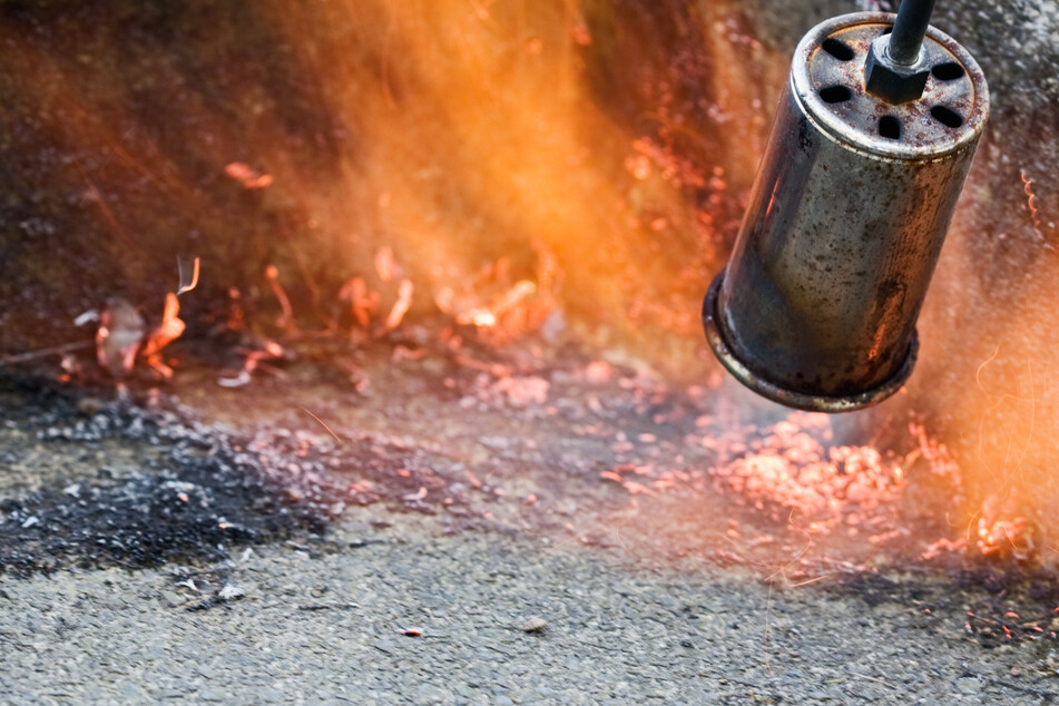Mann entfernt Unkraut mit Gasbrenner, dann brennt eine Gartenhütte: 86-Jähriger verletzt