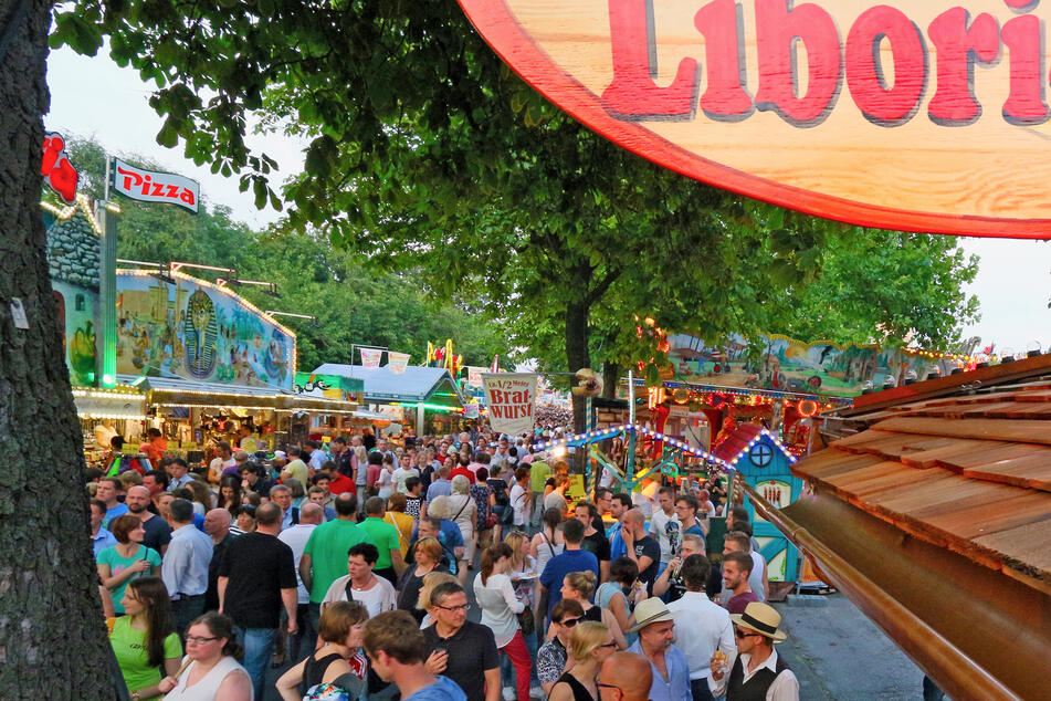 Das Volksfest gilt als fünfte Jahreszeit in Ostwestfalen und ist eine Mischung aus kirchlichen Feierlichkeiten und weltlichen Vergnügen.