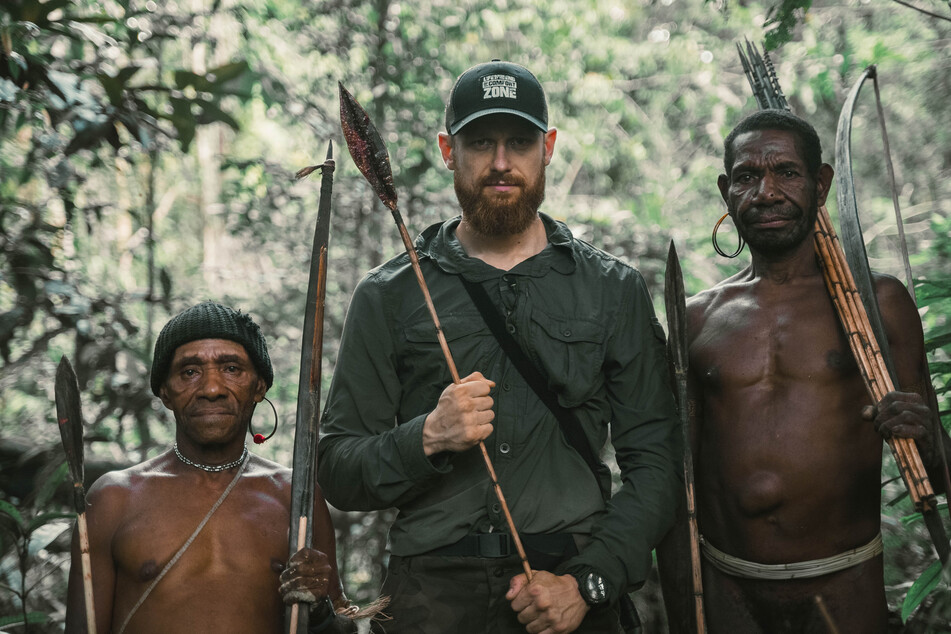 Gemeinsam mit zwei Stammesangehörigen der Korowai macht sich Fritz Meinecke (33, m.) auf die Suche nach einem gefährlichen Ureinwohner-Stamm im Dschungel Papuas.